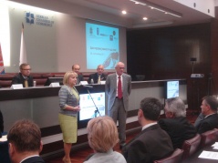 28 September 2011 National Assembly Speaker Prof. Dr Slavica Djukic-Dejanovic receives an award on the occasion of International Right to Know Day at the Serbian Chamber of Commerce